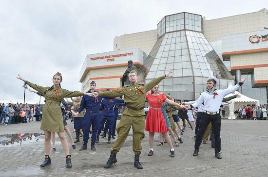 Жители Екатеринбурга устроили собственный «Бессмертный полк»