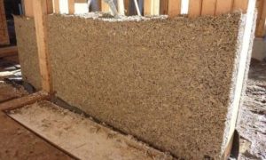 Стена из прессованных опилок