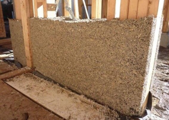 Стена из прессованных опилок