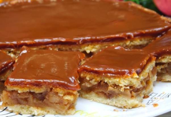 Яблочный пирог с карамелью