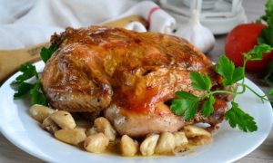 Курица, тушёная в чесноке