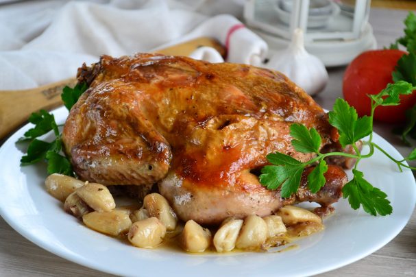 Курица, тушёная в чесноке