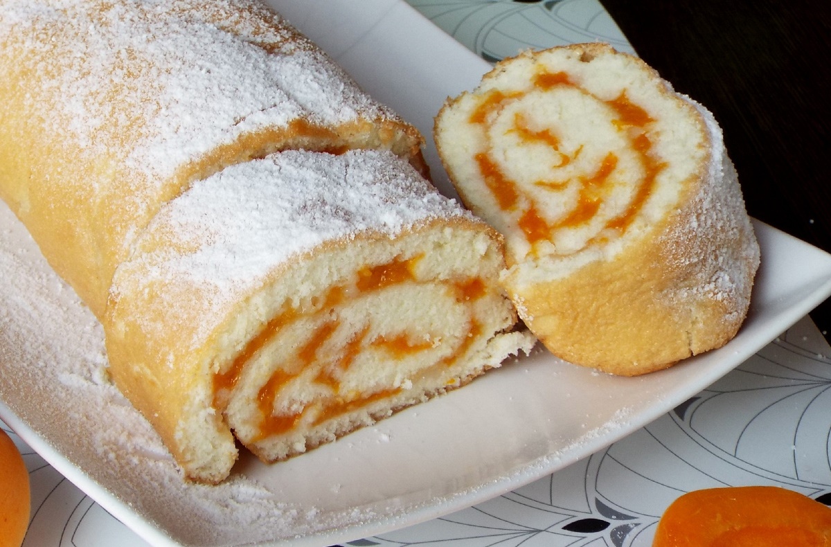 Абрикосовый рулет