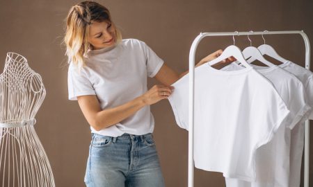 Женщина смотрит на белую футболку