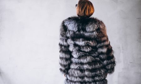 Женщина в шубе спиной