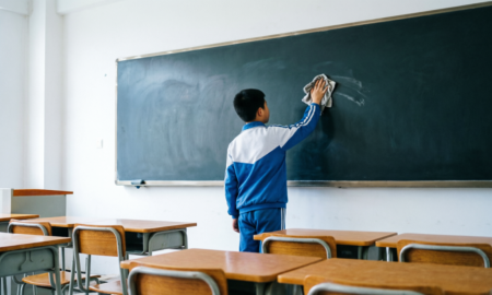 школьник стирает с доски