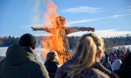 Пятиметровое чучело Масленицы в усадьбе Мураново