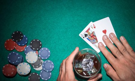 карты и фишки для покера на зелёном сукне