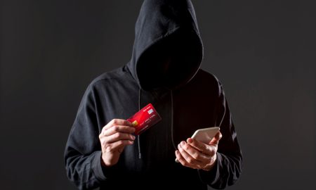 мошенник с телефоном в руке