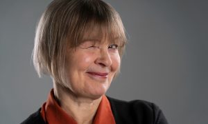 Женщина подмигивает и улыбается