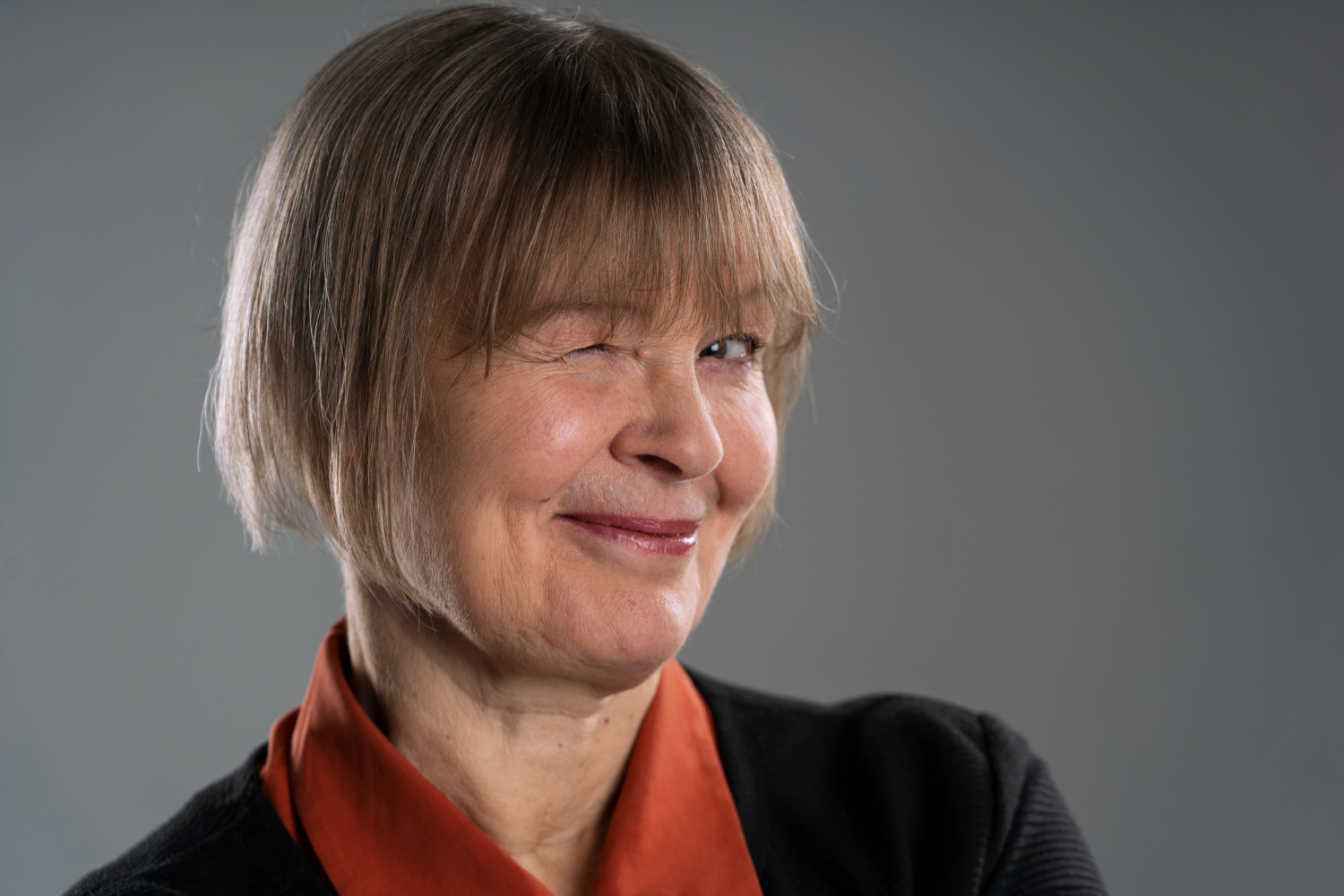 Женщина подмигивает и улыбается