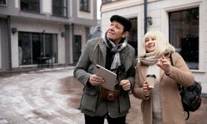 Пожилая пара гуляет по городу