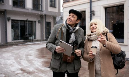 Пожилая пара гуляет по городу