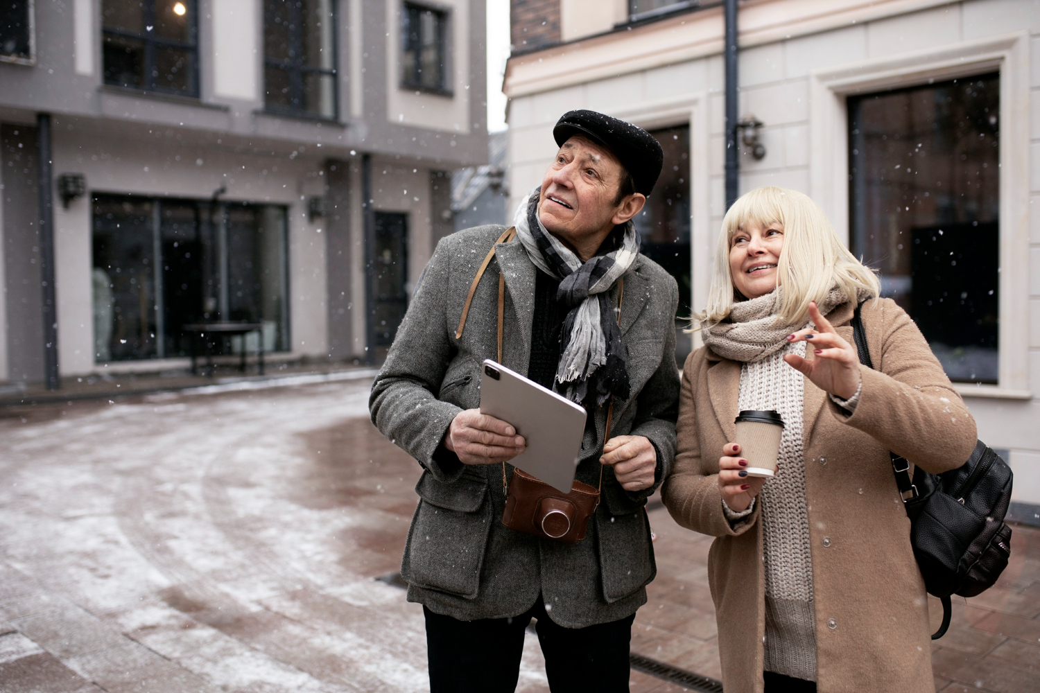 Пожилая пара гуляет по городу