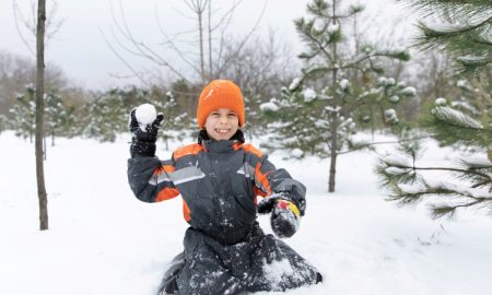 мальчик со снежком в руке