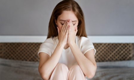 девушка держится за нос