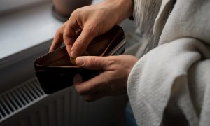 Женщина открыла пустой кошелек