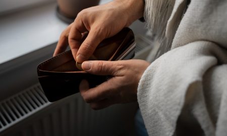 Женщина открыла пустой кошелек