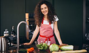 Женщина на кухне с овощами