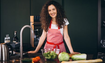 Женщина на кухне с овощами