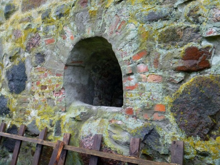 В Пороховом погребе есть маленькие окошки, которые ведут в подземелье.