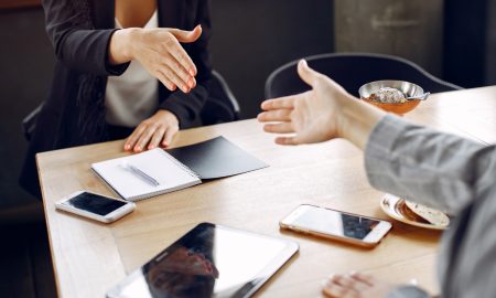 Приветственное рукопожатие