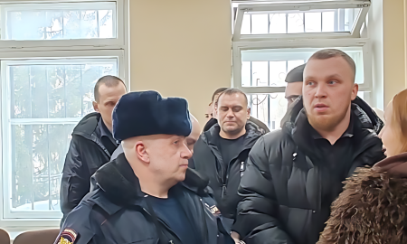 Участники ОПГ в зале Ревдинского районного суда.