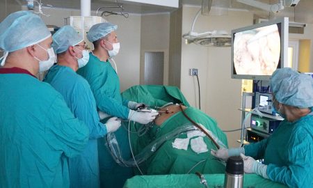 Операционная. Хирурги за работой.