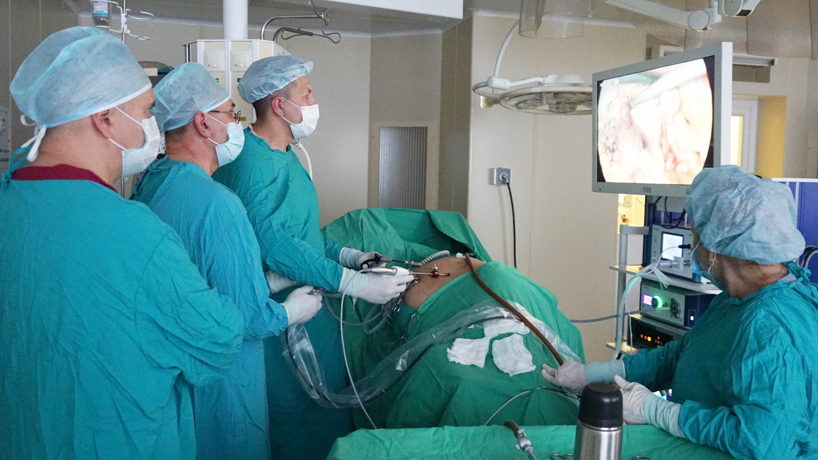 Операционная. Хирурги за работой.