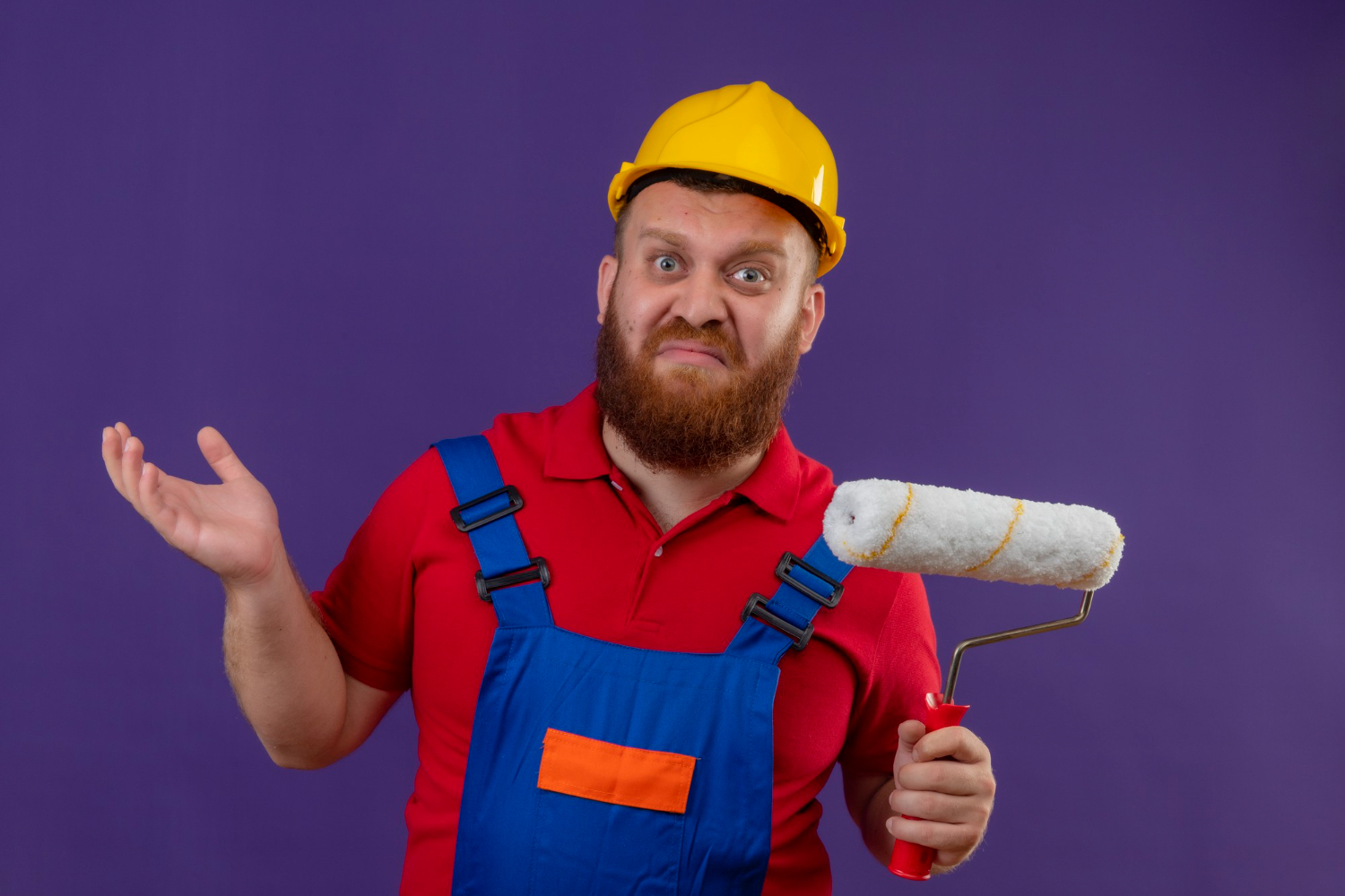 Ремонтник с валиком и в каске сомневается