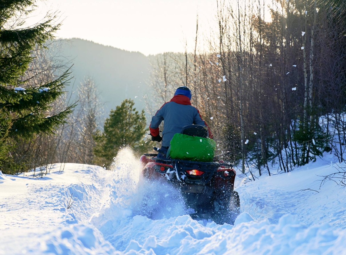 мужчина на квадроцикле