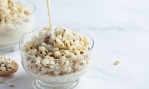 Перловка в чашке с белым соусом