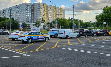 автомобили на перекрёстке