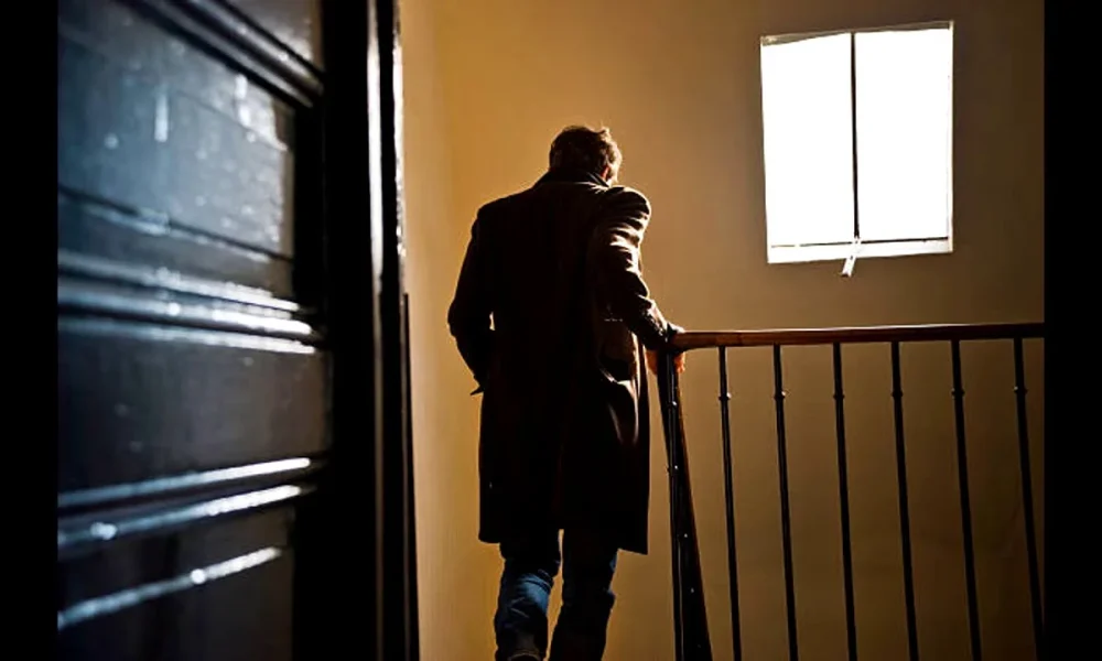 человек на лестничной