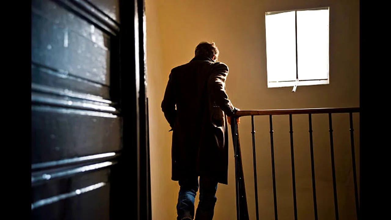 человек на лестничной