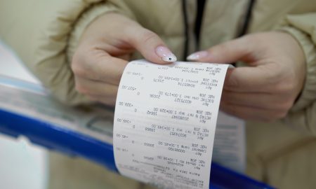 чек в руках