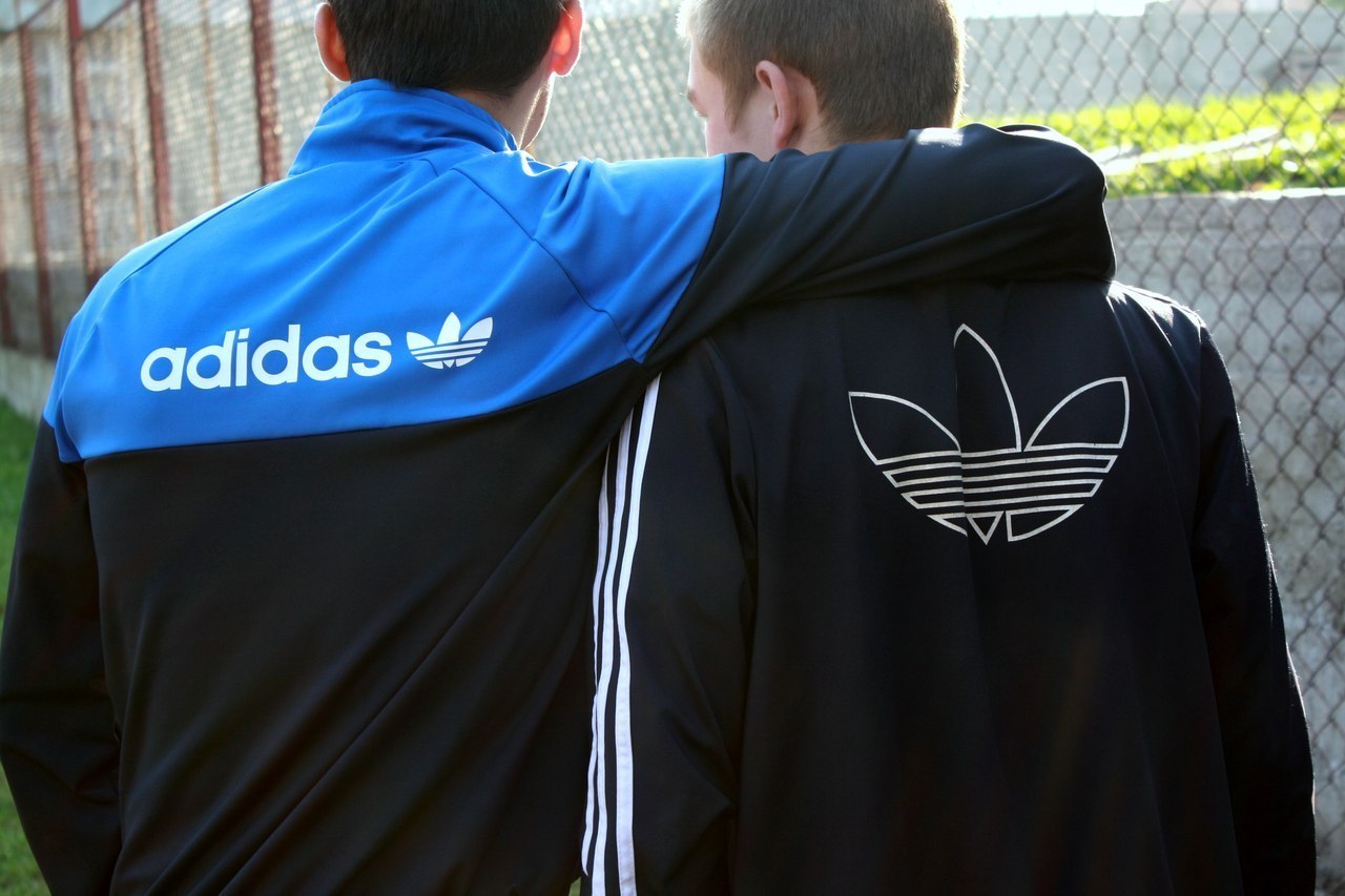 человек в спортивном костюме