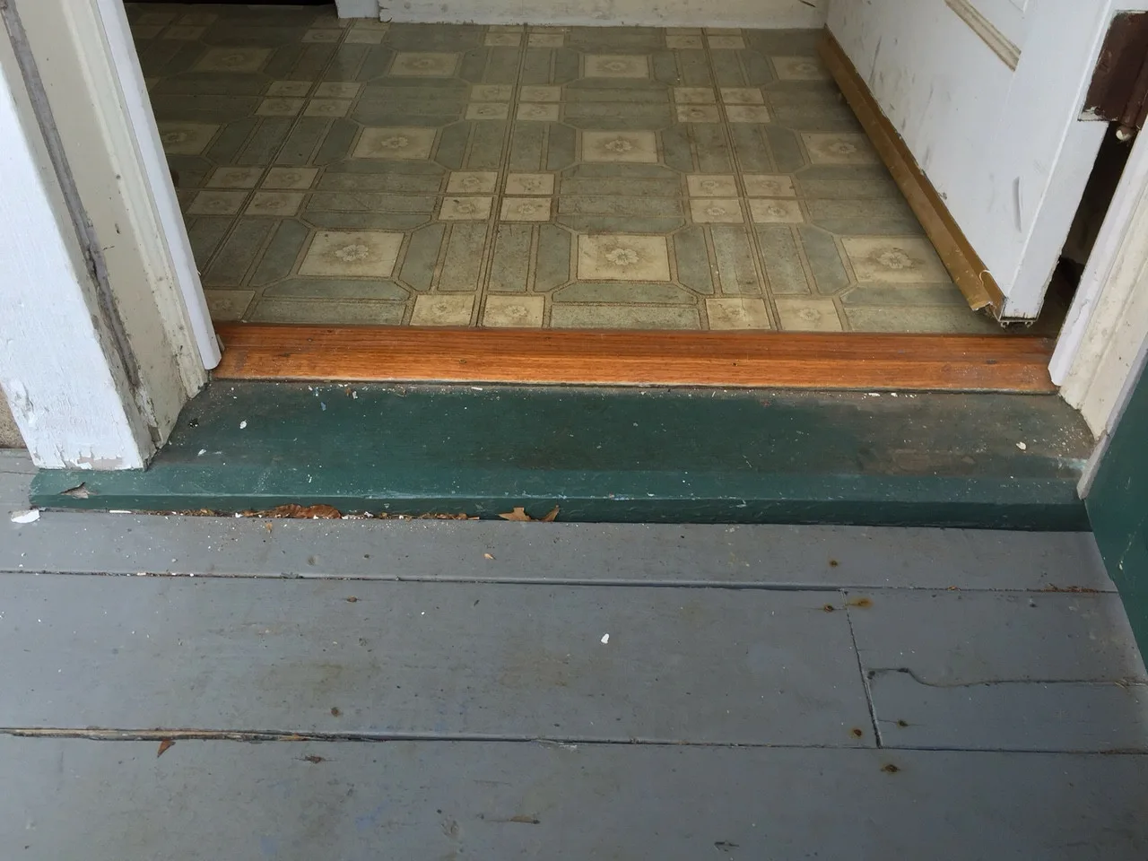 порог в квартире