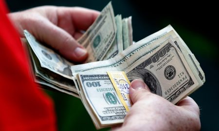 Доллары в руках человека