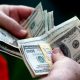 Доллары в руках человека