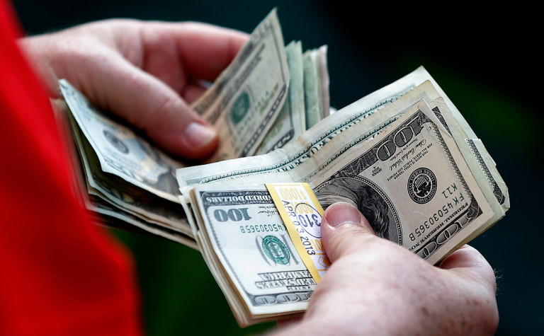 Доллары в руках человека