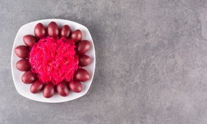 Тертая свекла и вареные яйца на тарелке