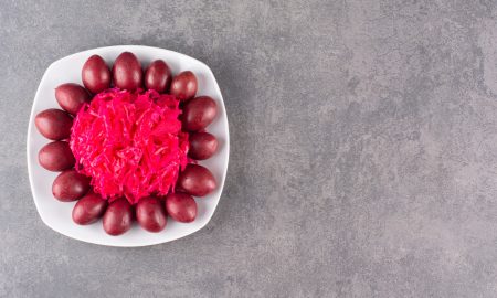 Тертая свекла и вареные яйца на тарелке