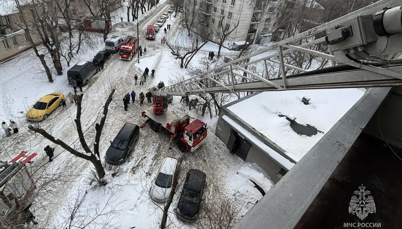 пожарная лестница у многоэтажки