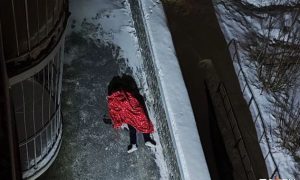 Тело парня под окнами