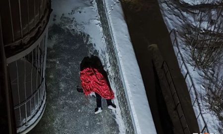 Тело парня под окнами