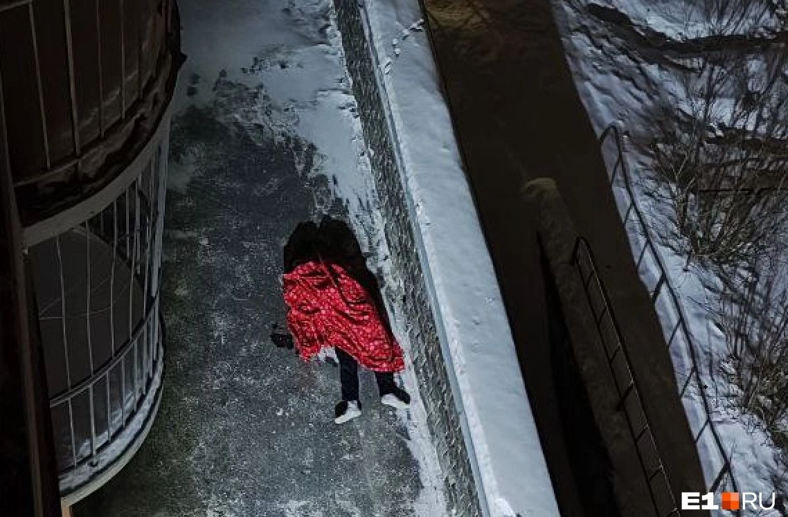 Тело парня под окнами