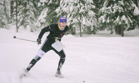 Спортсмен на лыжероллерной трассе.