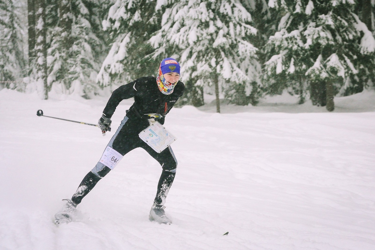 Спортсмен на лыжероллерной трассе.