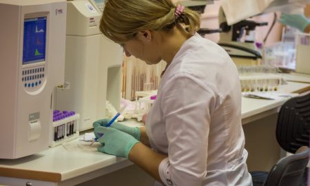 Медик работает с анализами